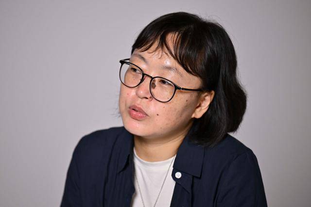 성적권리와 재생산정의를 위한 센터 '셰어(SHARE)'의 나영 대표가 25일 서울 중구 한국일보 사옥에서 인터뷰하고 있다. 2019년 설립된 셰어는 '상담자와 의료인을 위한 임신중지 가이드북' 발간, '성·재생산 권리 보장 기본법' 제안 등 모든 사람의 성과 재생산 영역에서 개인의 선택과 결정이 차별 없이 보장받을 수 있도록 법·제도 제안, 당사자 지원 등 활동을 하고 있다. 강예진 기자