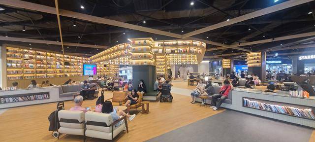 7월 29일 경기 고양시 스타필드마켓 킨텍스점 1층 북그라운드에서 방문객들이 휴식을 취하고 있다. 고양=박경담 기자