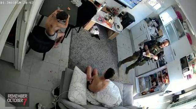 29일 베냐민 네타냐후 이스라엘 총리는 하마스 무장대원들이 이스라엘 남부 네티브 하아사라 마을의 한 가정집을 공격하는 장면이 담긴 영상을 공개했다. X 캡처