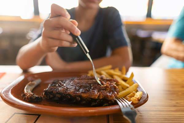 고기를 먹으면 건강에 해롭다는 인식과 달리, 동물성 단백질이 오히려 암 사망 위험을 낮출 수 있다는 연구 결과가 나왔다./사진=게티이미지뱅크