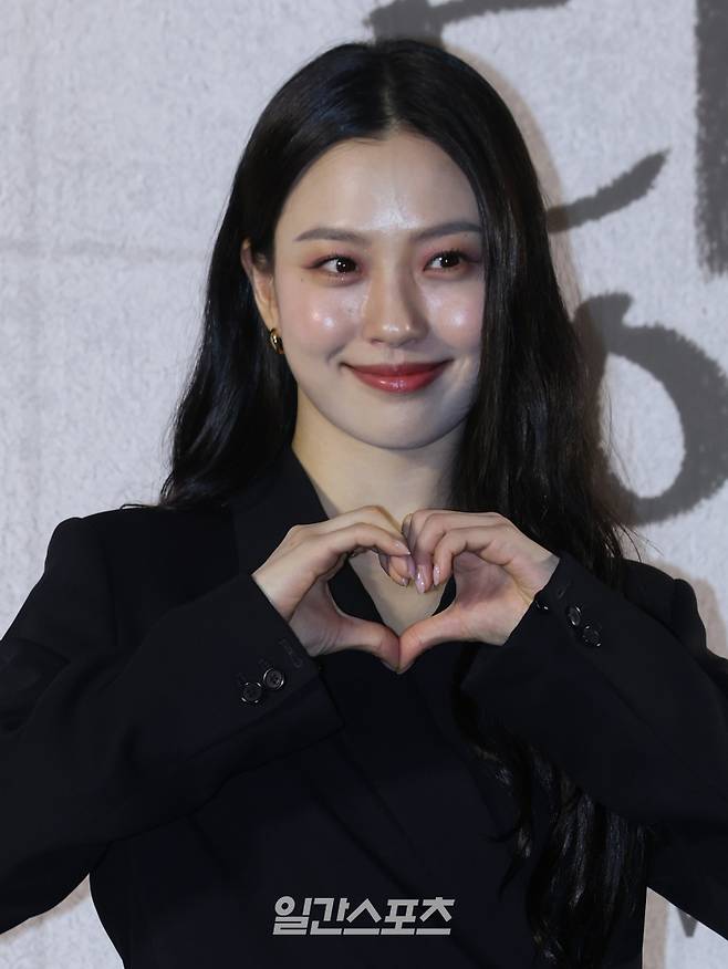 배우 고민시가 8일 오후 서울 마포구 스탠포드호텔에서 열린 지니TV 오리지널 '당산의 맛' 제작발표회에 참석해 포즈를 취하고 있다. '당신의 맛'은 식품 기업을 물려받기 위해 작은 식당을 인수 합병하는 '레시피 사냥꾼'이 된 재벌 상속남 한범우와 전주에서 간판도 없는 원테이블 식당을 운영 중인 똥고집 셰프 모연주의 전쟁 같은 키친 타카 성장 로맨스. 오는 12일 밤 10시 첫 방송. 서병수 기자 qudtn@edaily.co.kr /2025.05.08/