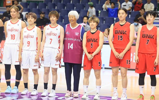 <yonhap photo-3386=""> 선수들과 사진촬영하는 박신자 여사 (부산=연합뉴스) 차근호 기자 = 30일 오후 부산 동래구 사직체육관에서 열린 '제10주년 박신자컵' 여자농구 대회에서 박신자 여사가 선수들과 기념사진을 촬영하고 있다. 2025.8.30 ready@yna.co.kr/2025-08-30 14:29:59/ <저작권자 ⓒ 1980-2025 ㈜연합뉴스. 무단 전재 재배포 금지, AI 학습 및 활용 금지></yonhap>