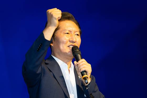 정청래 더불어민주당 대표가 29일 인천 중구 파라다이스시티 컨벤션센터에서 열린 2025 정기국회 더불어민주당 국회의원 워크숍에서 인사말 중 구호를 외치고 있다. 뉴스1