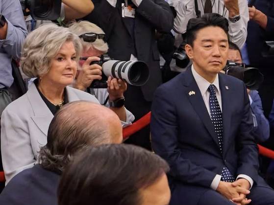 25일(현지시각) 한·미 정상회담이 열린 백악관 오벌오피스에서 카메라를 등지고 강훈식 대통령 비서실장과 그 왼편엔 수지 와일스 백악관 비서실장이 앉아 있다. 강훈식 실장 페이스북