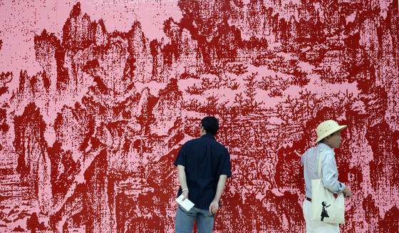 지난 27일 전남 목포시 목포문화예술회관에서 열린 '2025 전남국제수묵비엔날레' 프레스 오픈에서 레고로 만든 황인기의 '오래된 바람'이 선보이고 있다. 연합뉴스