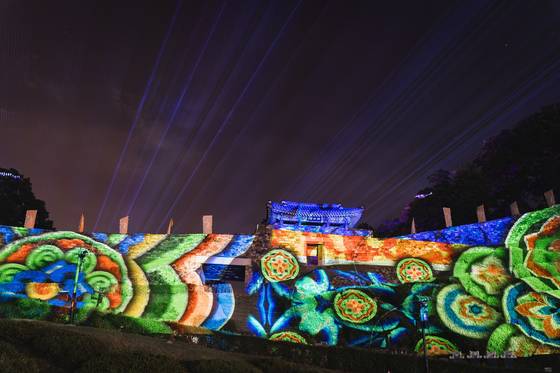 유네스코 세계문화유산인 백제역사지구 공주 공산성을 배경으로 펼쳐지는 미디어아트. [사진 국가유산청]