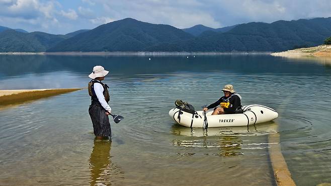 팩래프트코리아 운영자인 최정훈(오른쪽)씨가 입문교육을 하는 모습. 김종호 기자