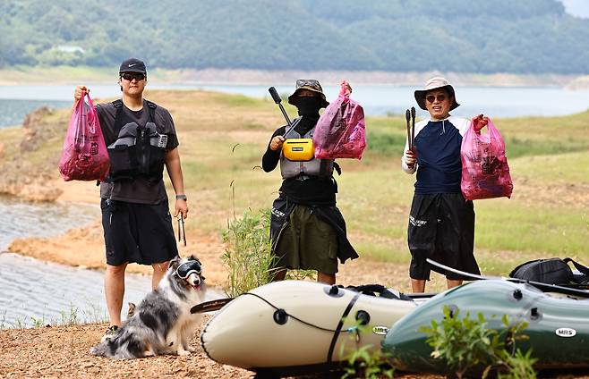 투어를 할때마다 회원들과 함께 눈에 거슬렸던 쓰레기를 치울때 뿌듯함을 느낀다고 했다. 김종호 기자