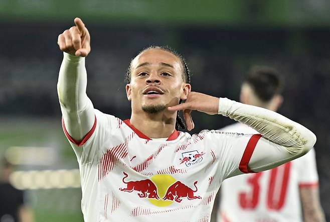 독일 라이프치히 시절 전매특허 수화기 세리머니를 펼치는 시몬스. [AP=연합뉴스]