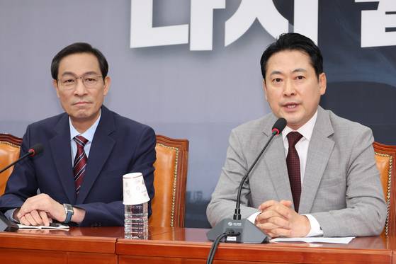 27일 장동혁 국민의힘 대표(오른쪽)가 우상호 대통령실 정무수석과 만나는 모습. [연합뉴스]