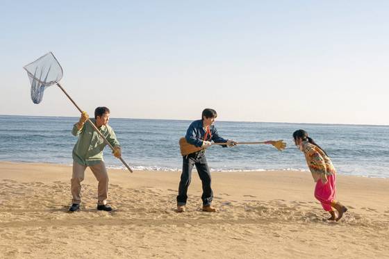 최근 관객 500만명을 넘어 올해 최고 흥행작에 등극한 코미디 영화 ‘좀비딸’. 신파와 웃음을 엮은 훈훈한 휴머니즘 드라마다. [사진 NEW]