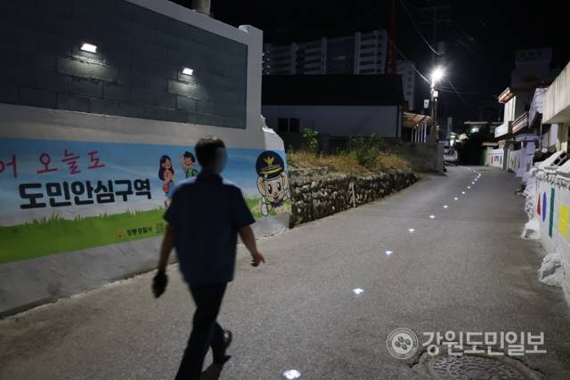 ▲ 지난 29일 오후 10시쯤 주민이 강릉시 입암로91번길 도민 안심구역을 지나고 있다. 황선우 기자