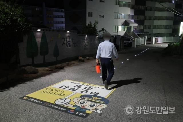 ▲ 지난 29일 오후 10시쯤 주민이 강릉시 입암로91번길 도민 안심구역을 지나고 있다. 황선우 기자