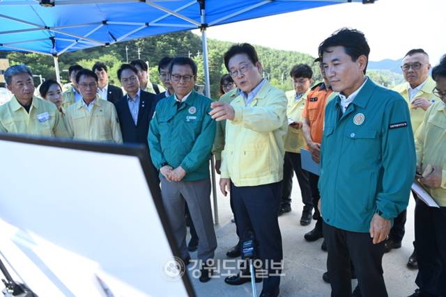 ▲ 이재명 대통령이 30일 오후 강릉 오봉저수지를 찾아 가뭄사태 현장 점검에 나선 가운데 김진태 강원도지사와 김홍규 강릉시장, 허영 국회의원 등이 동행했다. 서영 기자