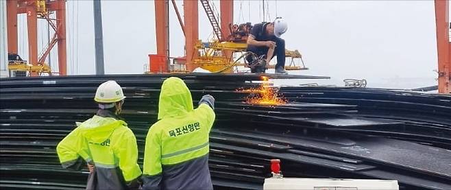 지난 11일 전남 목포신항에서 목포세관 직원들이 중국산 ‘짝퉁’ 컬러후판을 산소절단기로 잘라 내고 있다.  /목포=김진원 기자