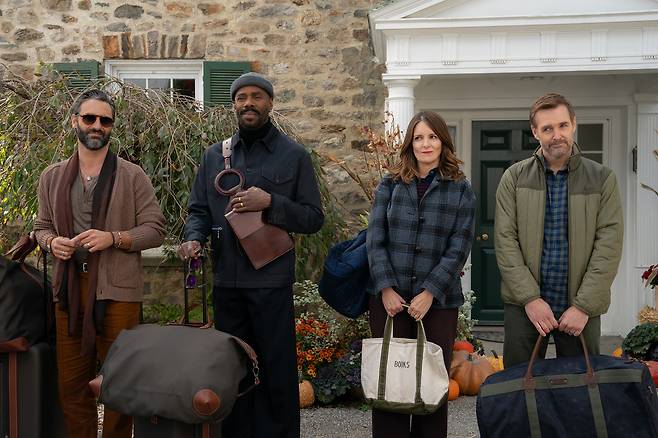 <우리들의 사계절>에서 (왼쪽부터) 클로드와 대니, 케이트와 잭이 짐가방을 들고 나란히 서 있다. 넷플릭스 제공