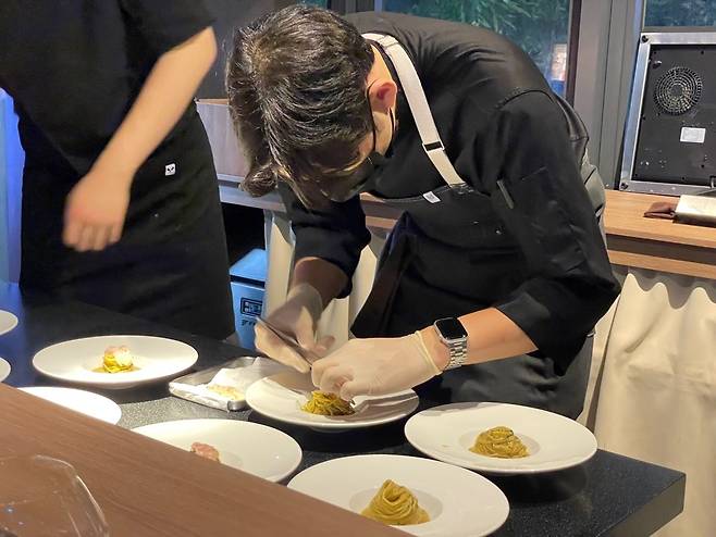 Sous-chef plating dishes with a final touch at Miyuki in Seoul (Hong Yoo/ The Korea Herald)