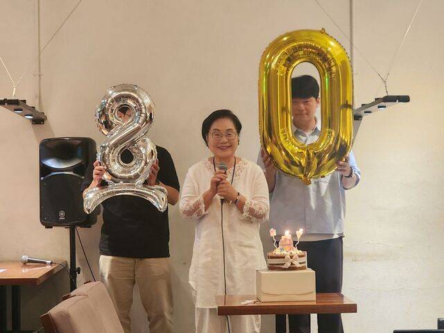 홀리스타 공동체 직장인들이 18년간 멘토로 함께한 온누리교회 박혜원(가운데) 권사의 팔순을 축하하는 모습.