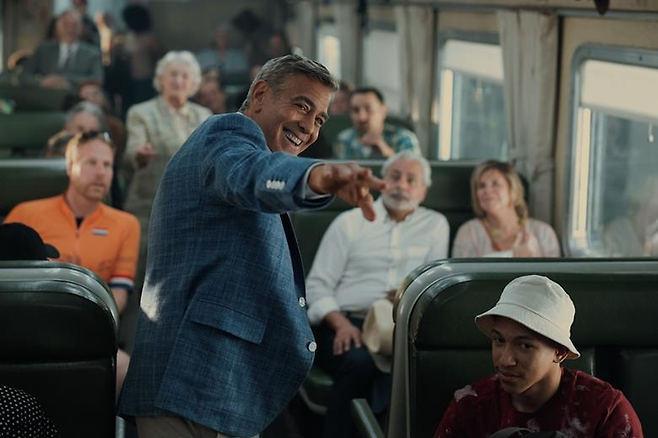 제82회 베니스영화제 경쟁 부문에 진출해 황금사자상을 두고 경쟁하는 ‘제이 캘리’으 한 장면. 세계적인 배우 조지 클루니가 주연을 맡았고, 역시 거장으로 일컬어지는 노아 바움벡 감독이 연출했습니다. [넷플릭스]