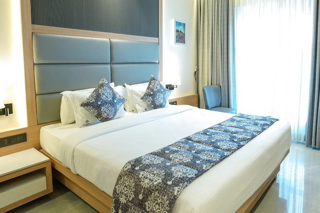 화려한 베드 러너는 호텔 침대의 인상을 결정하는 요소다. [사진 출처=niraj golhar/unsplash]