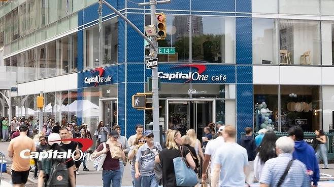 뉴욕 맨해튼 중심 메이시스 백화점 바로 앞에 ‘캐피탈원 카페’가 있습니다. 사진=캐피탈원