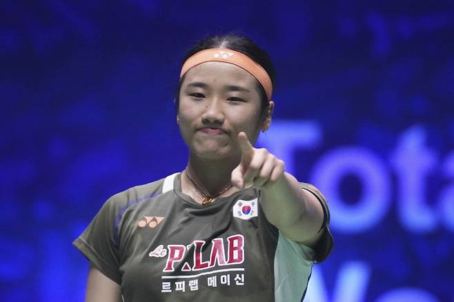 안세영이 29일(현지시간) 프랑스 파리 아디다스 아레나에서 열린 2025 세계배드민턴연맹(BWF) 세계선수권대회 여자 단식 8강전에서 심유진(16위)을 물리친 후 세리머니하고 있다./사진=AP=뉴시스