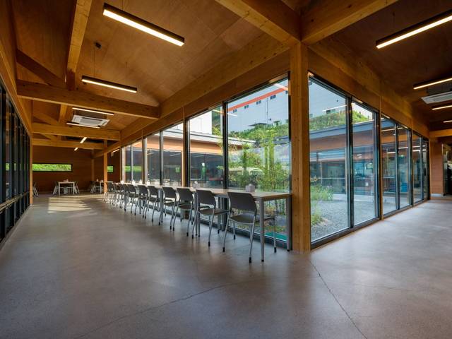 코로나19로 식당이 문을 닫은 사봉농공단지 근로자들의 삶의 질을 높이기 위해 진주시가 건립한 구내식당인 ‘사봉밥집’ 내부 모습. 진주시청 제공