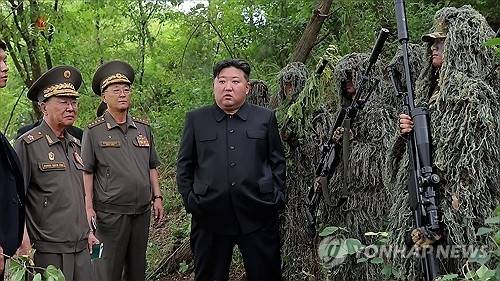 김정은 북한 국무위원장이 지난 27일 조선인민군 총참모부 직속 특수작전훈련기지를 방문해 저격수구분대와 특수작전구분대의 훈련실태를 점검했다고 조선중앙TV가 28일 보도했다. 조선중앙TV화면 캡처·연합뉴스