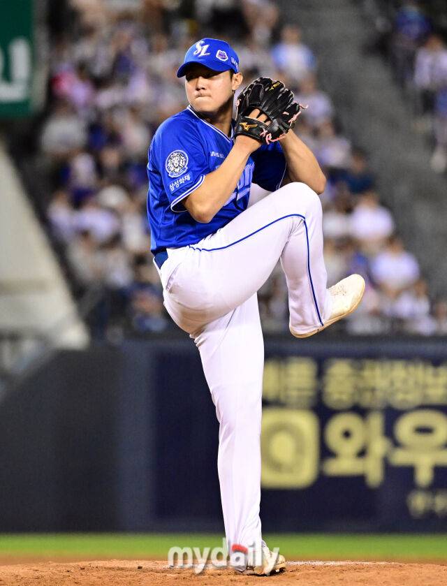 2025년 8월 28일 오후 서울 잠실구장에서 열린 '2025 신한 SOL뱅크 KBO 리그' 삼성 라이온즈와 두산 베어스의 경기. 삼성 배찬승이 9회말 구원등판해 역투하고 있다./마이데일리