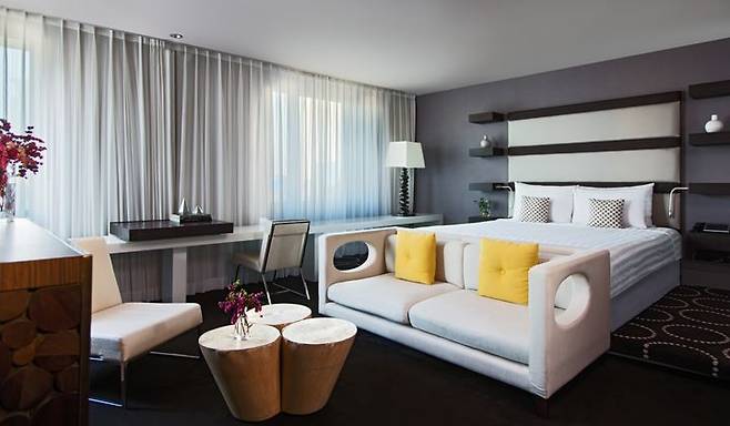 [서울=뉴시스] 한화호텔앤드리조트 더 플라자 ‘플라자 스위트’ 객실 전경.(사진=한화호텔앤드리조트 제공) *재판매 및 DB 금지