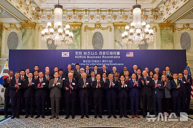 [워싱턴=뉴시스] 고범준 기자 = 이재명 대통령이 25일(현지 시간) 미국 워싱턴DC 윌라드 호텔에서 열린 한미 비즈니스 라운드테이블에서 참석자들과 기념촬영을 하고 있다. (공동취재) 2025.08.26. bjko@newsis.com