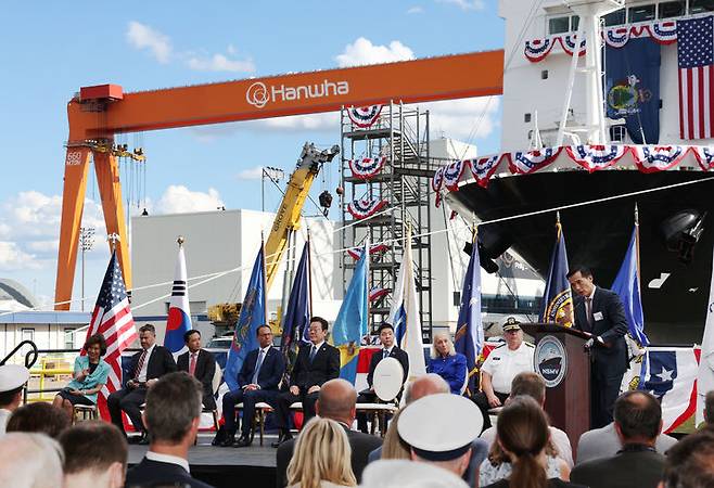 [서울=뉴시스] 김동관(오른쪽) 한화그룹 부회장이 26일(현지시간) 미국 필라델피아의 한화필리조선소에서 환영사를 하고 있다. (사진=한화 제공) 2025.8.27. photo@newsis.com *재판매 및 DB 금지