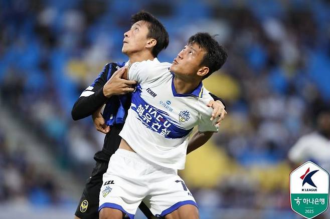 [서울=뉴시스] 프로축구 K리그2 인천 유나이티드의 김건웅, 충남아산FC의 한교원. (사진=한국프로축구연맹 제공)