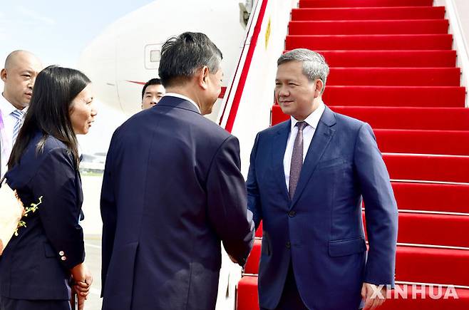 [톈진=신화/뉴시스] 훈 마넷 캄보디아 총리가 30일 톈진에 도착해 중국측의 영접을 받고 있다. 2025.08.30.