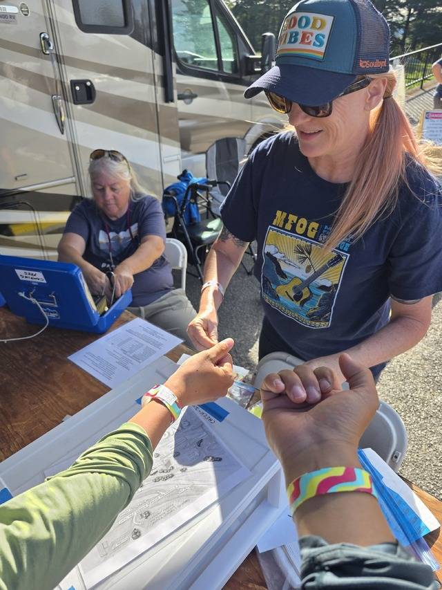 3일 다 묵는다는 표시의 삼색 팔찌. 캠핑장은 공원 건너편 작은 섬에 꾸려졌는데 다리를 건널 때는 꼭 관계자에게 팔찌를 확인 받아야했다.