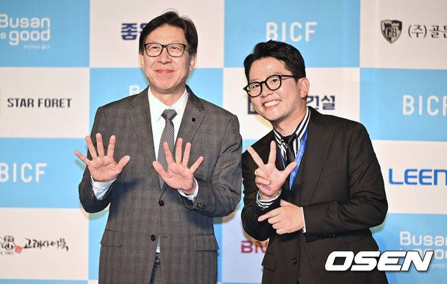 [OSEN=부산, 이석우 기자] 29일 부산  벡스코 오디토리움에서 제13회 부산국제코미디페스티벌(BICF) 개막식이 열렸다. 대한민국 최정상급 개그맨들과 9개국 해외 코미디언, 인기 유튜브 크리에이터들까지 100여명이 넘는 코미디언들을 만나볼 수 있다.박형준 부산 시장, 김준호 위원장이 블루카펫 행사에서 포즈를 취하고 있다. 2025.08.29 / foto0307@osen.co.kr