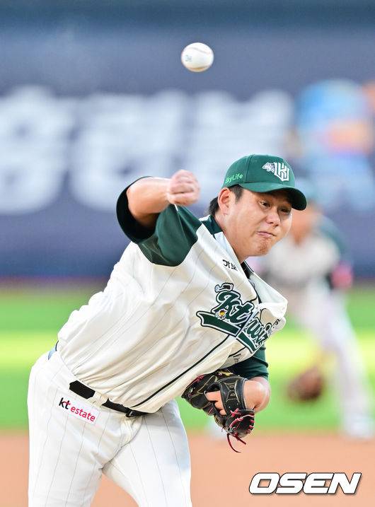 [OSEN=수원, 박준형 기자] 30일 오후 수원KT위즈파크에서 ‘2025 신한 SOL BANK KBO리그’ KT 위즈와 KIA 타이거즈의 경기가 진행됐다.이날 경기에 KT는 문용익(0승 0패)을, KIA는 올러(9승 5패)를 선발투수로 내세웠다. 1회초 KT 선발투수 문용익이 역투하고 있다.     2025.08.30 / soul1014@osen.co.kr