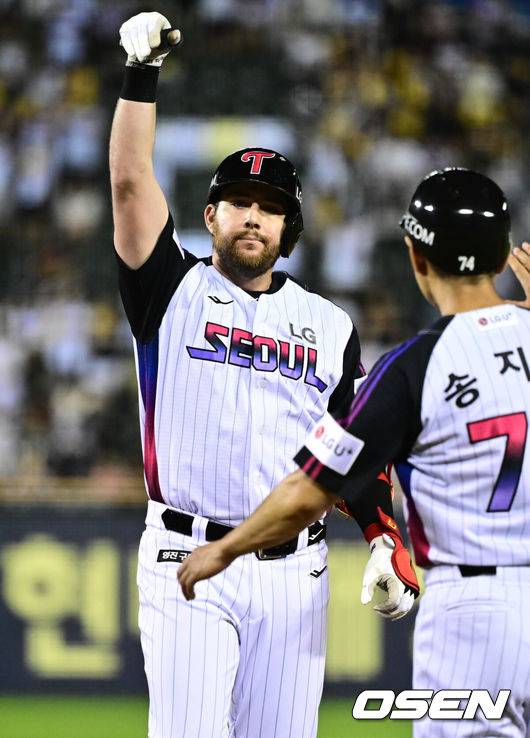 [OSEN=잠실, 조은정 기자]29일 오후 서울 잠실구장에서 ‘2025 신한 SOL Bank KBO리그’ LG 트윈스와 키움 히어로즈의 경기가 열렸다.홈팀 LG는 임찬규, 방문팀 키움은 정현우를 선발로 내세웠다.6회말 무사 1루 LG 오스틴이 안타 세리머니를 하고 있다. 2025.08.29 /cej@osen.co.kr