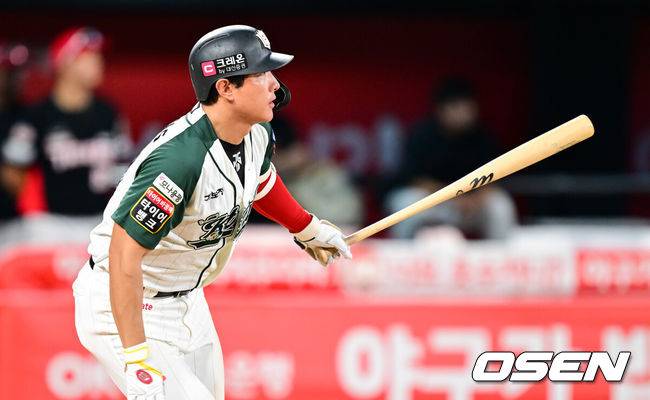 [OSEN=수원, 박준형 기자] 30일 오후 수원KT위즈파크에서 ‘2025 신한 SOL BANK KBO리그’ KT 위즈와 KIA 타이거즈의 경기가 진행됐다.이날 경기에 KT는 문용익(0승 0패)을, KIA는 올러(9승 5패)를 선발투수로 내세웠다. 5회말 1사 1,2루 KT 황재균이 1타점 적시 2루타를 날리고 있다.    2025.08.30 / soul1014@osen.co.kr