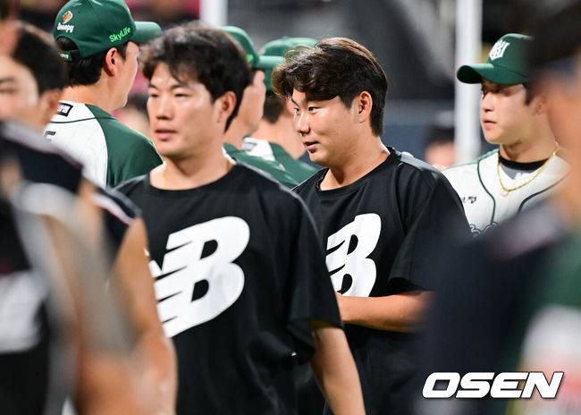 [OSEN=수원, 박준형 기자] 프로야구 KT 위즈가&nbsp;KIA 타이거즈를 꺾고 전날 패배를 설욕했다.&nbsp;&nbsp;KT는 30일 수원 KT위즈파크에서 열린 2025 KBO리그&nbsp;KIA와 경기에서 8-2로 승리했다.&nbsp;경기종료 후 데뷔 첫 선발승 거둔 KT 문용익이 코칭스태프의 축하를 받고 있다.   2025.08.30 / soul1014@osen.co.kr