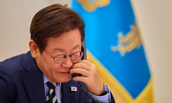 이재명 대통령이 29일 서울 용산 대통령실 청사에서 세르다르 베르디무하메도프 투르크메니스탄 대통령과 전화 통화를 하고 있다. 대통령실 제공