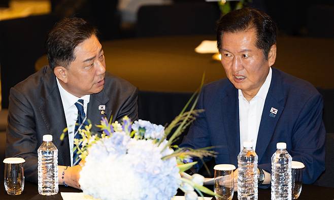 김병기 더불어민주당 원내대표(왼쪽), 정청래 당대표. 뉴스1