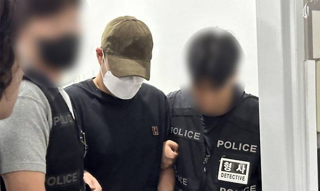 지난 6일&nbsp;대전 서구 둔산동 둔산경찰서에서 전 연인을 살해하고 도주한 혐의를 받는 20대 남성이 대전지법에서 구속 전 피의자 심문(영장실질심사)을 받기 위해 이동하고 있다. 뉴시스