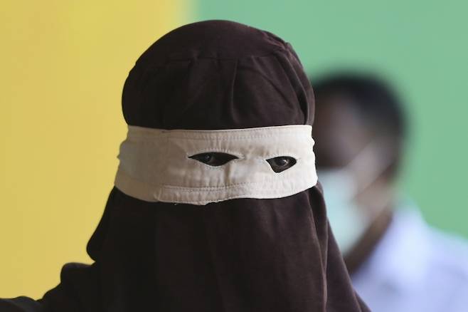 지난 26일(현지시간) 인도네시아 아체주 반다아체에서 진행된 태형 집행에 참석한 두건을 쓴 집행관. 2025.8.26 AP 연합뉴스