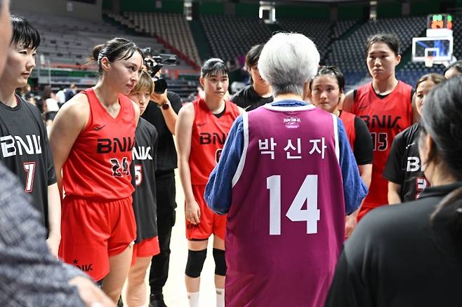 부산 BNK가 30일 부산 사직체육관에서 열린 2025 박신자컵 조별리그 A조 후지쓰 레드웨이브와의 개막전에서 52-62로 패배한 뒤 박신자 여사가 선수들에게 조언하고 있다. WKBL 제공