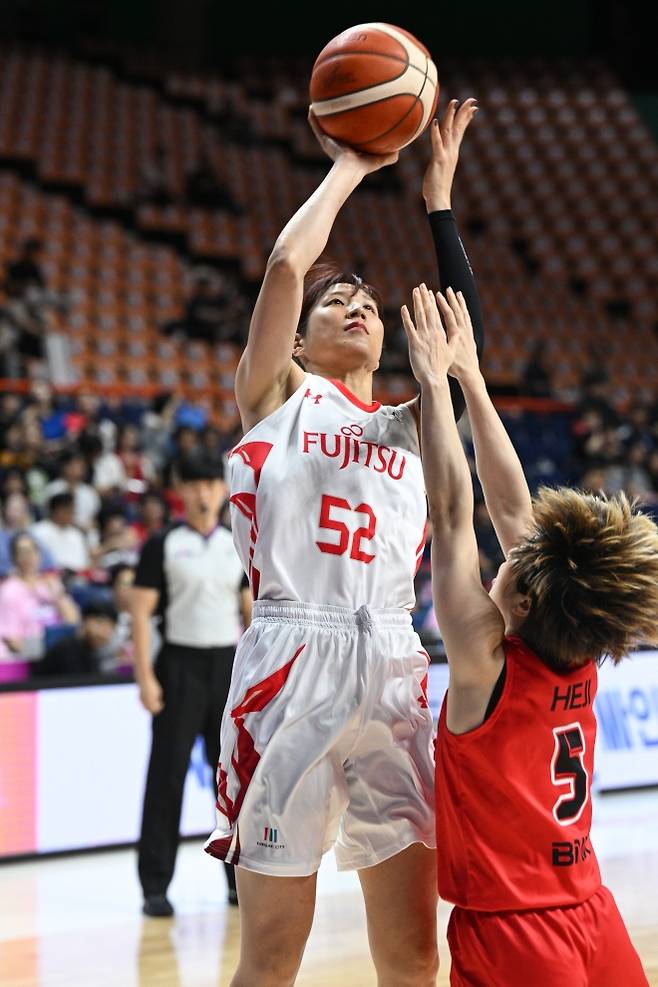 부산 BNK 안혜지가 30일 부산 사직체육관에서 열린 2025 박신자컵 조별리그 A조 후지쓰 레드웨이브와의 개막전에서 미야자와 유키를 막고 있다. WKBL 제공