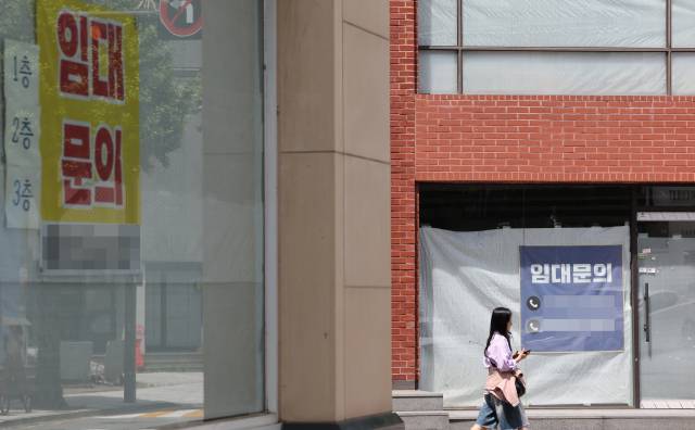 19일 서울 강남구 가로수길 상점들에 임대 안내문이 걸려 있다. 연합뉴스