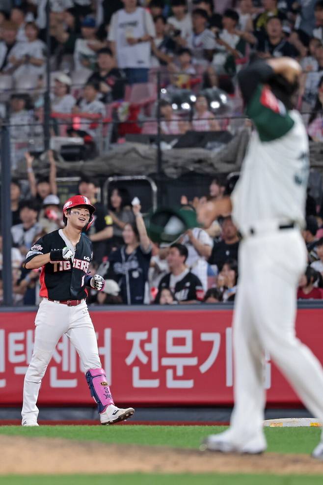 ▲ KIA 박찬호가 9회초 KT의 팀 노히트 행진을 깨는 안타를 터뜨리고 기뻐하고 있다. ⓒKIA 타이거즈
