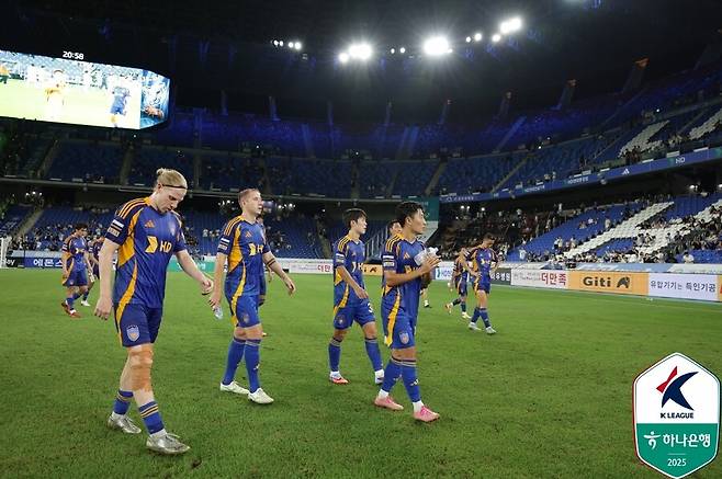 ▲ 30일 울산문수축구경기장에서 울산HD와 전북현대의 하나은행 K리그1 2025 28라운드가 열렸다. 올 시즌 세 번째 현대가 더비에서 후반에만 2골을 뽑아낸 전북이 2-0으로 이겼다. 홈에서 라이벌에 패한 울산은 다시 3연패 수렁에 빠지면서 강등권 추락을 걱정해야 하는 상황에 내몰렸다. ⓒ 한국프로축구연맹