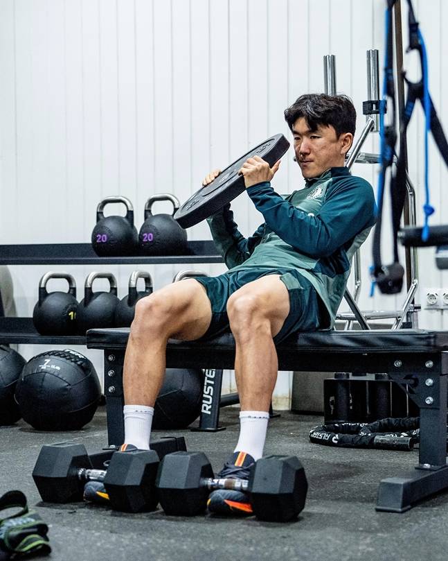 훈련하고 있는 황인범. /사진=페예노르트 공식 SNS